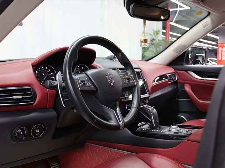 Photo 7 - Maserati Levante