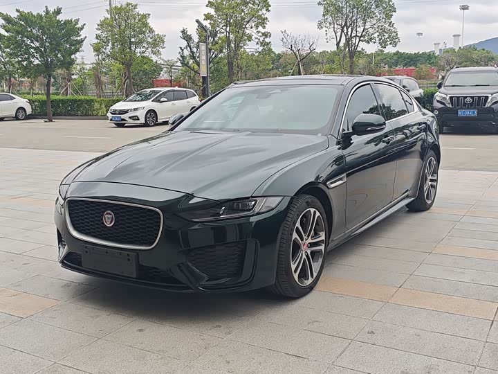 Фото 1 - Jaguar XE L