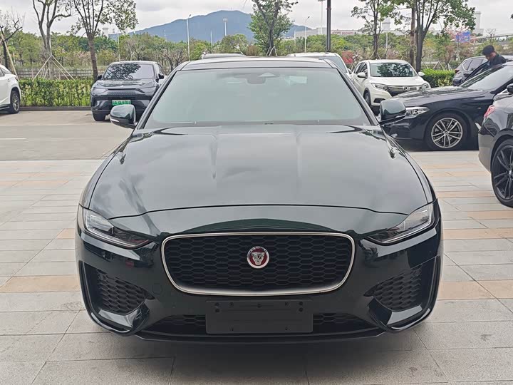 Фото 2 - Jaguar XE L