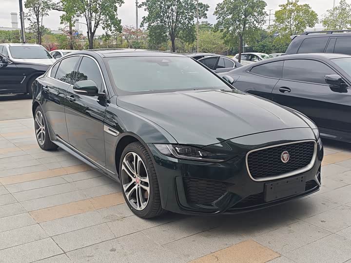 Фото 3 - Jaguar XE L