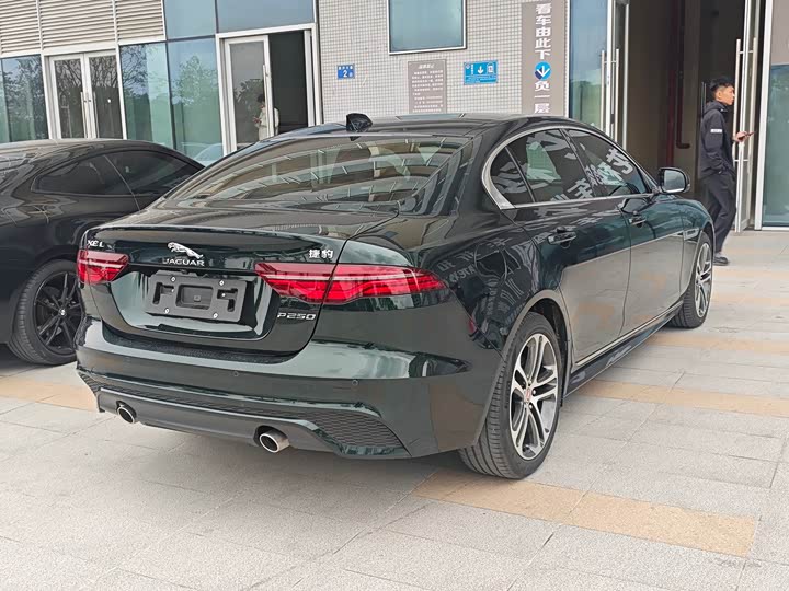Фото 4 - Jaguar XE L