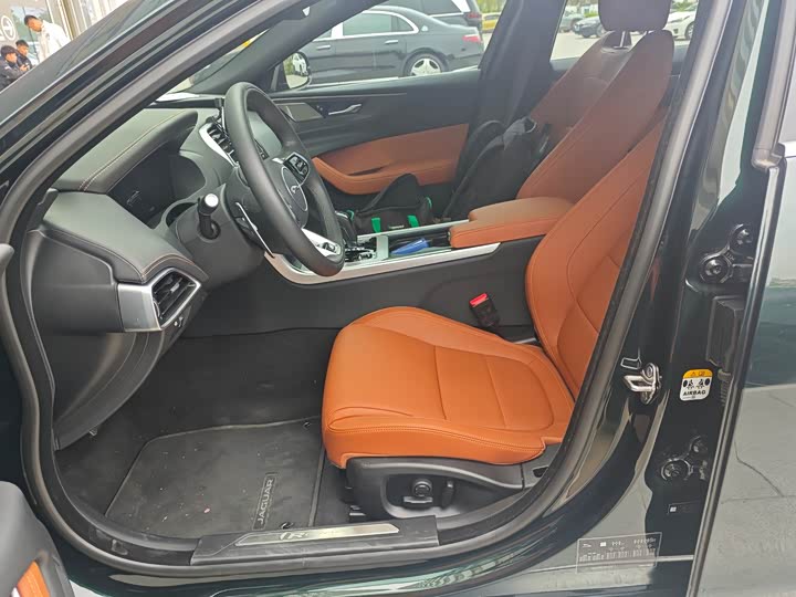 Фото 7 - Jaguar XE L