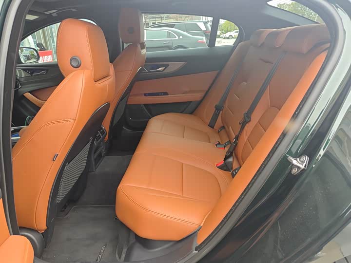 Фото 8 - Jaguar XE L