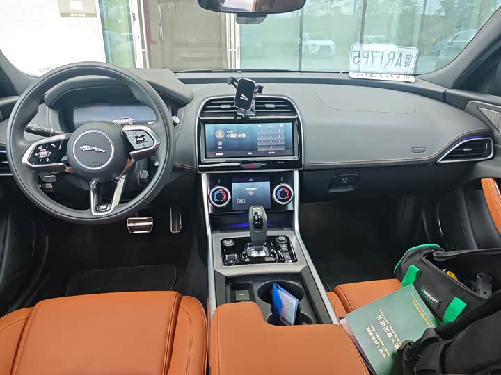 Фото 9 - Jaguar XE L