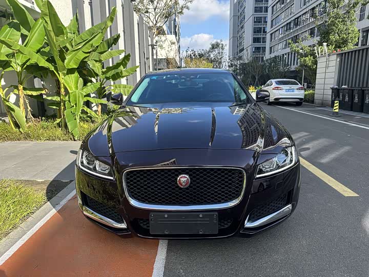 Photo 2 - Jaguar XF L