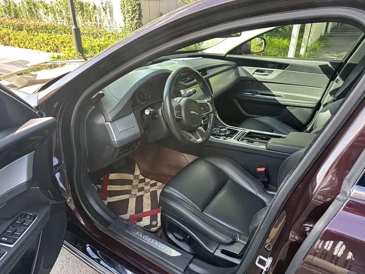 Photo 4 - Jaguar XF L