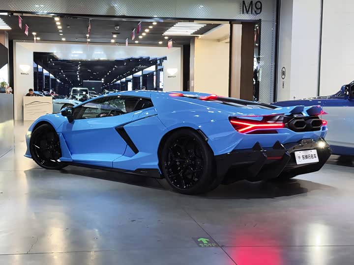 Фото 5 - Lamborghini Revuelto