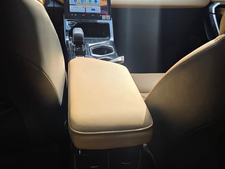 Фото 8 - Geely Atlas L