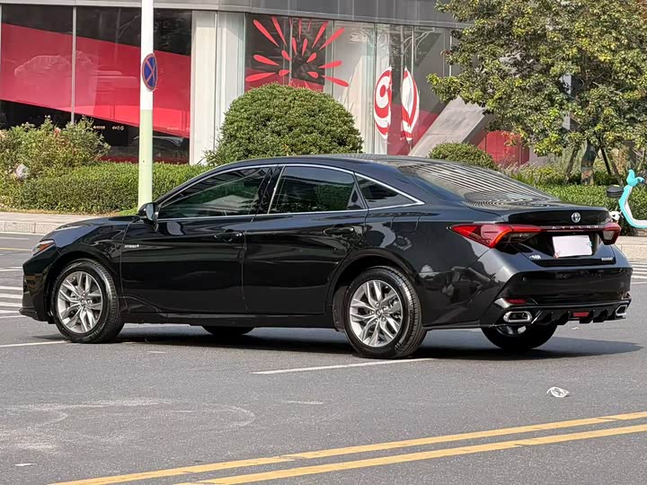 Photo 7 - Toyota Avalon