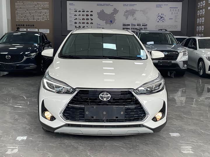 Photo 2 - Toyota Yaris L Hatchback