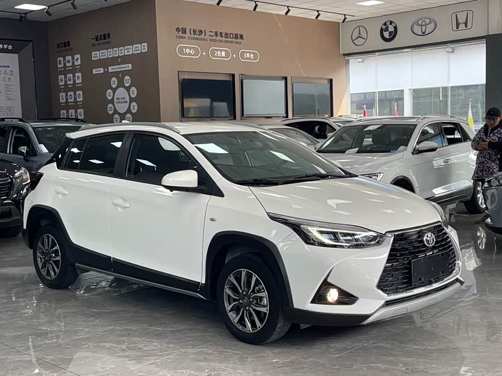 Photo 3 - Toyota Yaris L Hatchback