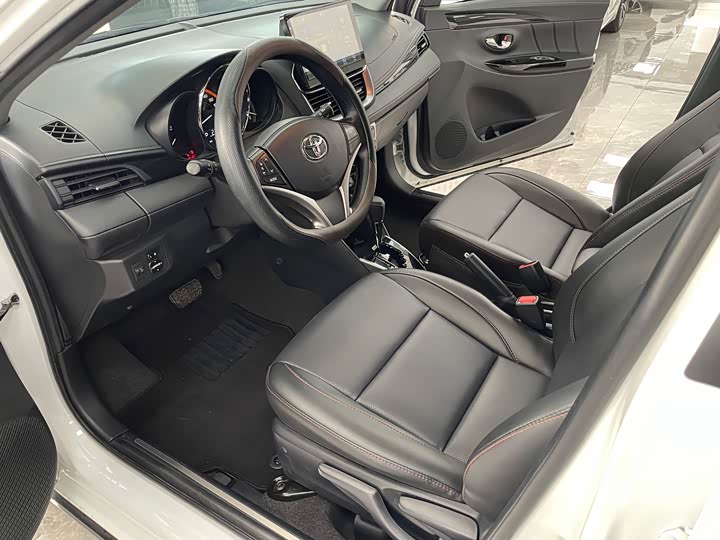 Photo 5 - Toyota Yaris L Hatchback