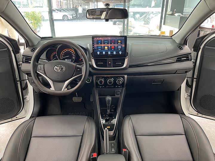 Photo 7 - Toyota Yaris L Hatchback