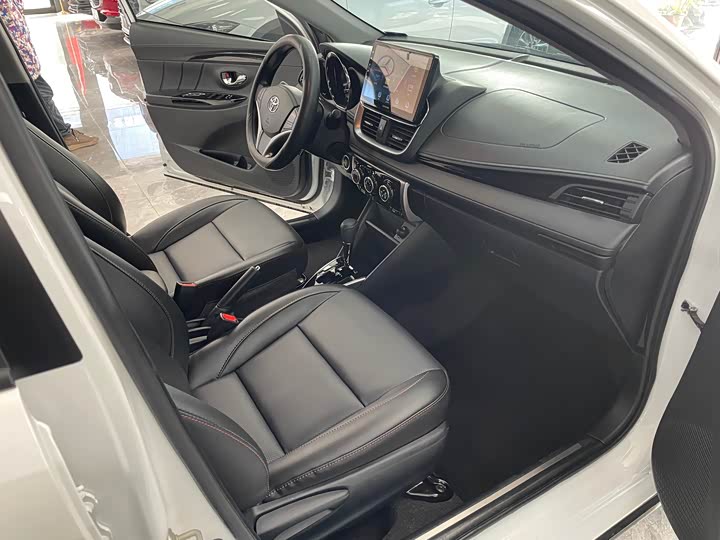 Photo 8 - Toyota Yaris L Hatchback