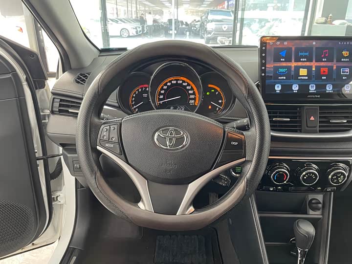 Photo 9 - Toyota Yaris L Hatchback