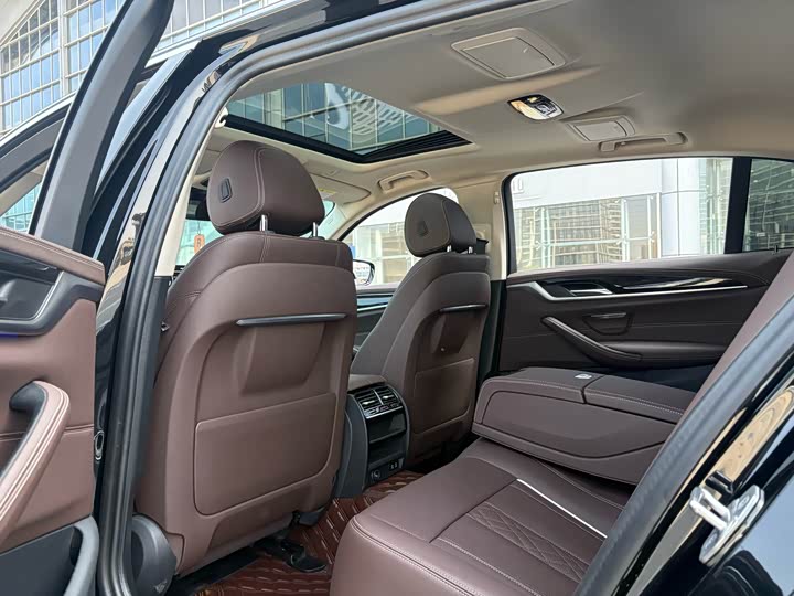 Photo 4 - BMW 5 Series