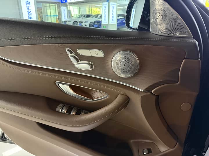 Фото 4 - Mercedes-Benz E-Class