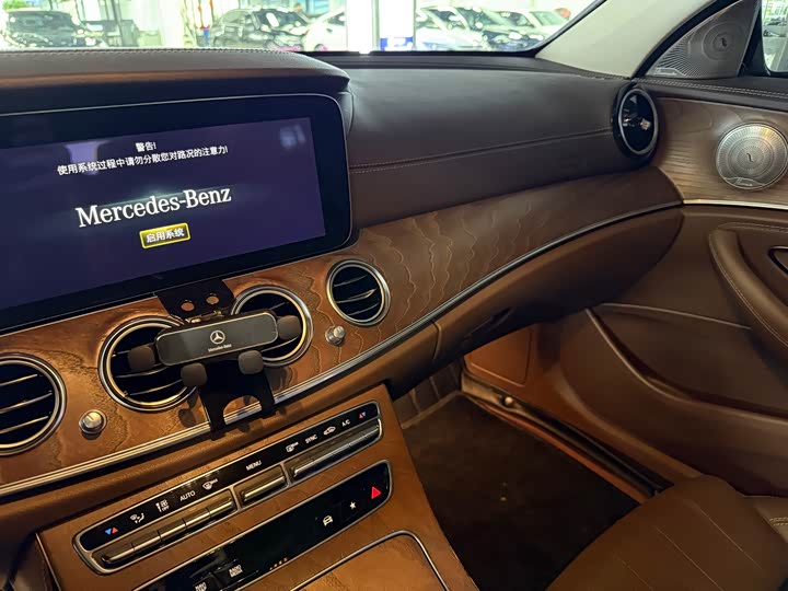 Фото 8 - Mercedes-Benz E-Class