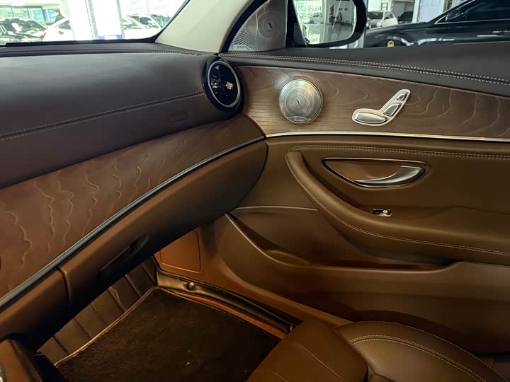 Фото 9 - Mercedes-Benz E-Class