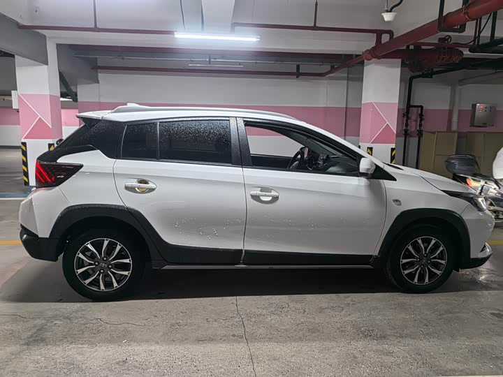 Фото 2 - Toyota Yaris L Hatchback