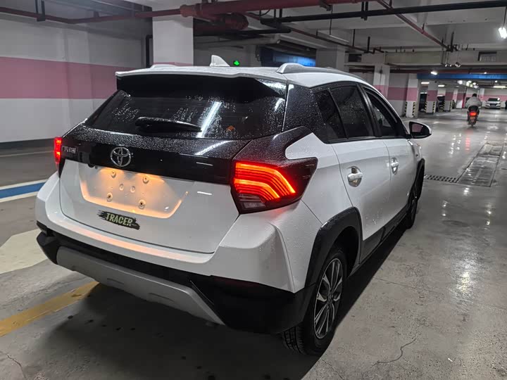 Фото 3 - Toyota Yaris L Hatchback