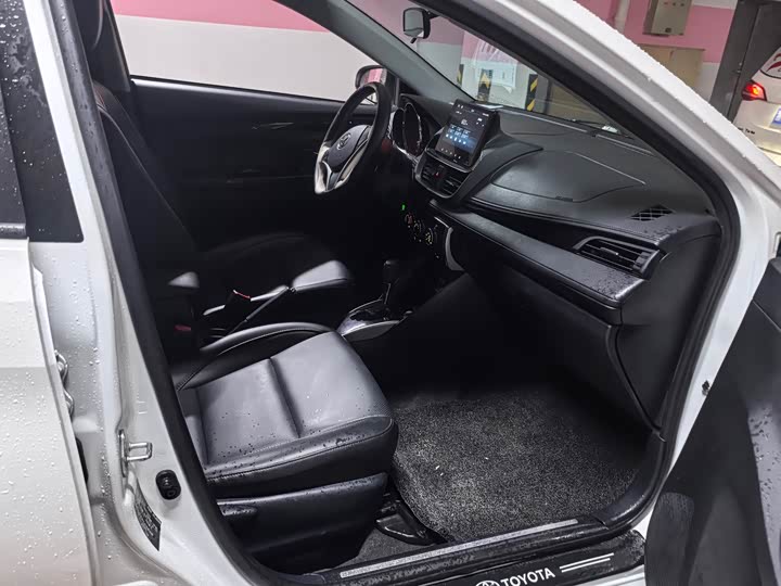 Фото 5 - Toyota Yaris L Hatchback