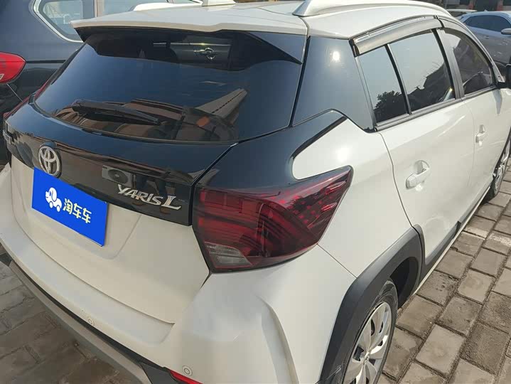 Фото 3 - Toyota Yaris L Hatchback