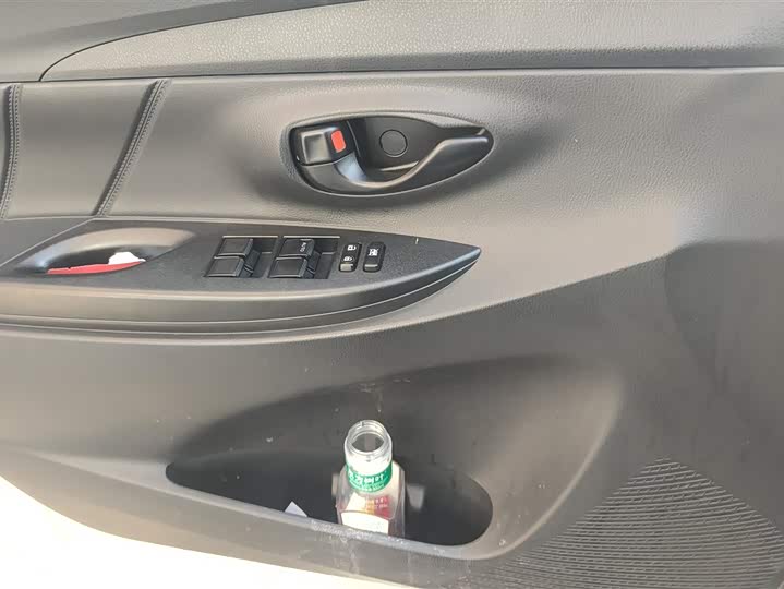 Фото 7 - Toyota Yaris L Hatchback