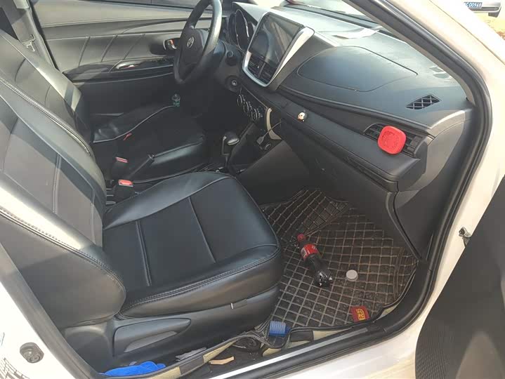 Фото 8 - Toyota Yaris L Hatchback