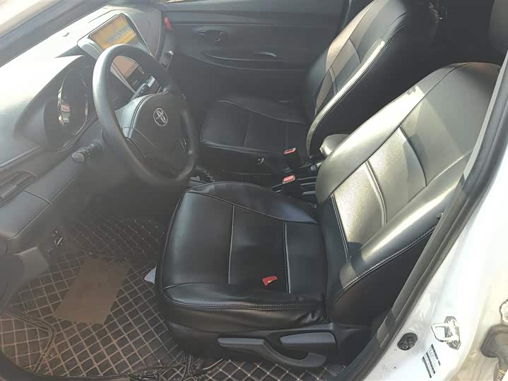 Фото 9 - Toyota Yaris L Hatchback