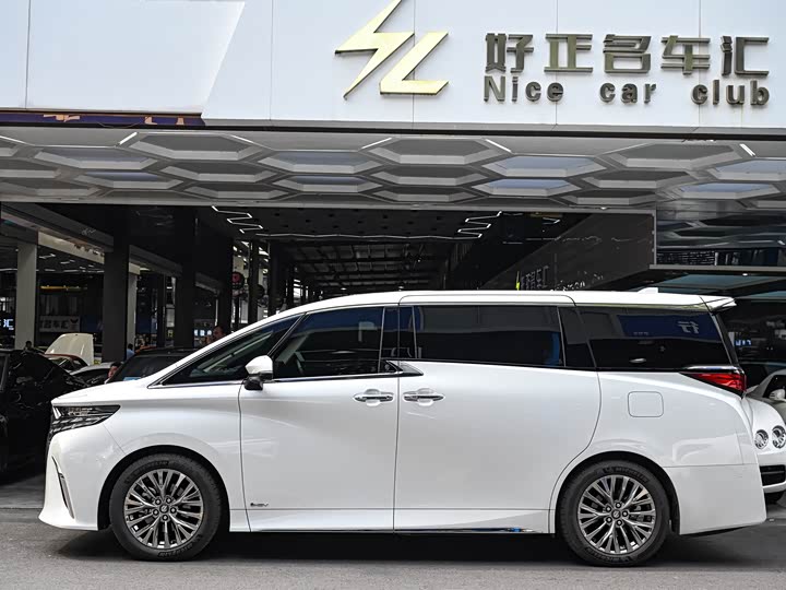 Фото 2 - Toyota Alphard