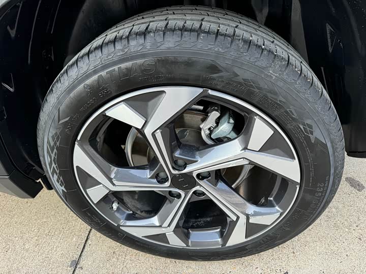 Фото 9 - Geely Atlas L