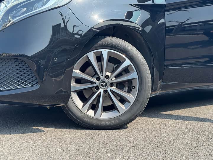 Фото 9 - Mercedes-Benz V-Class