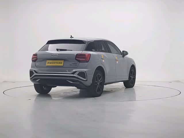 Photo 2 - Audi Q2L