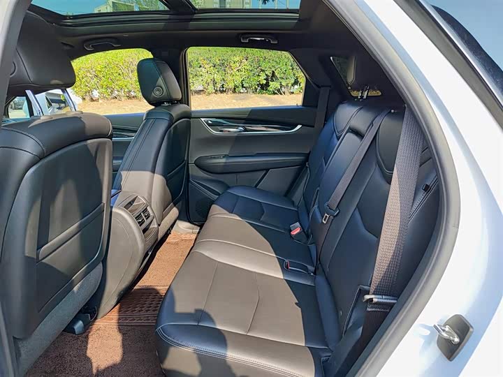 Фото 8 - Cadillac XT5