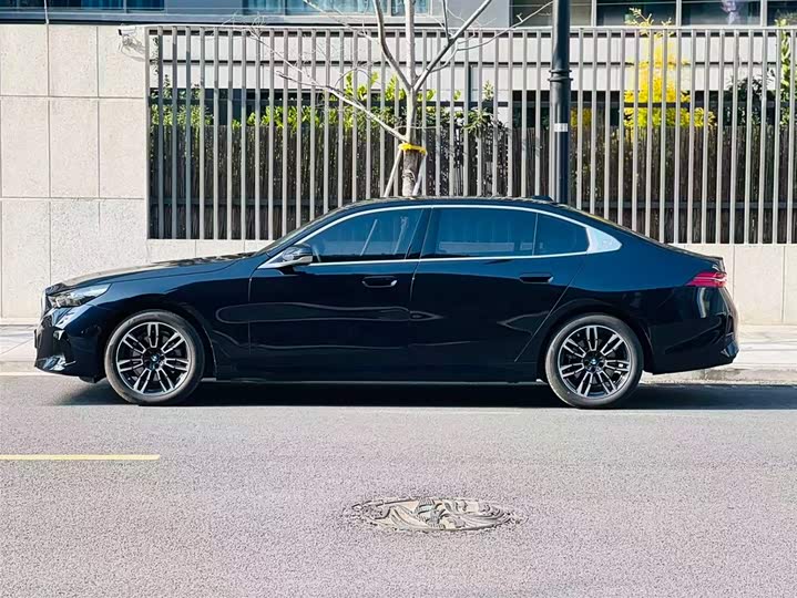 Photo 2 - BMW 5 Series