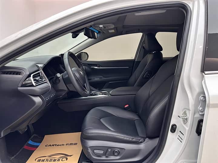 Фото 8 - Toyota Camry