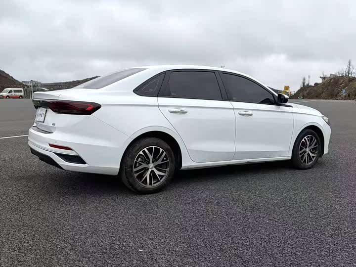 Фото 7 - Geely Emgrand