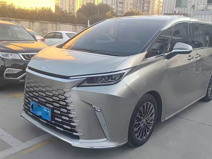 Фото 1 - Lexus LM