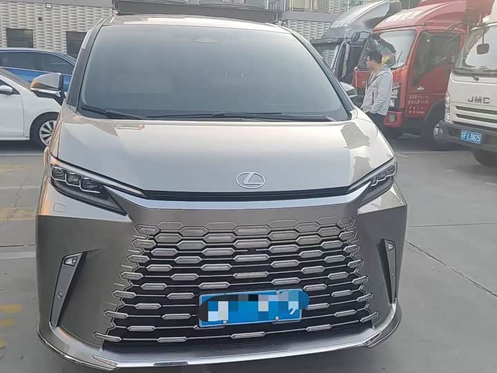 Фото 2 - Lexus LM