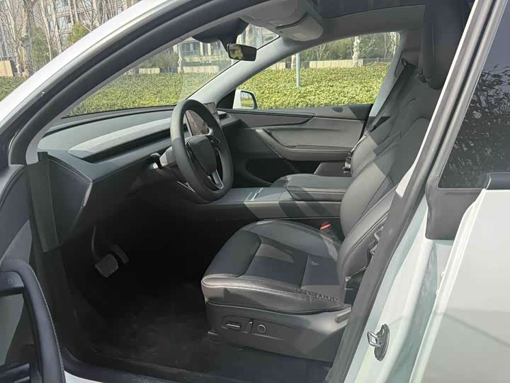 Photo 8 - Tesla Model Y