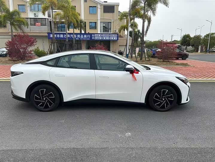 Photo 7 - BAIC Arcfox Alpha S5