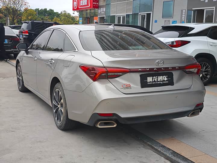 Photo 7 - Toyota Avalon