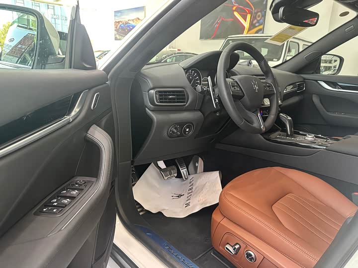 Фото 8 - Maserati Levante