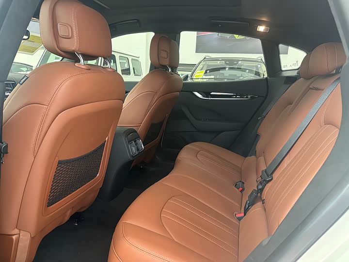 Фото 9 - Maserati Levante