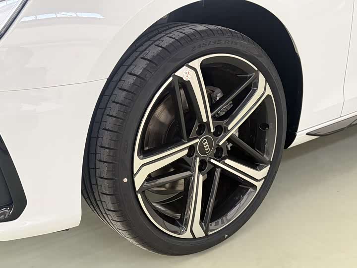 Фото 5 - Audi A4L