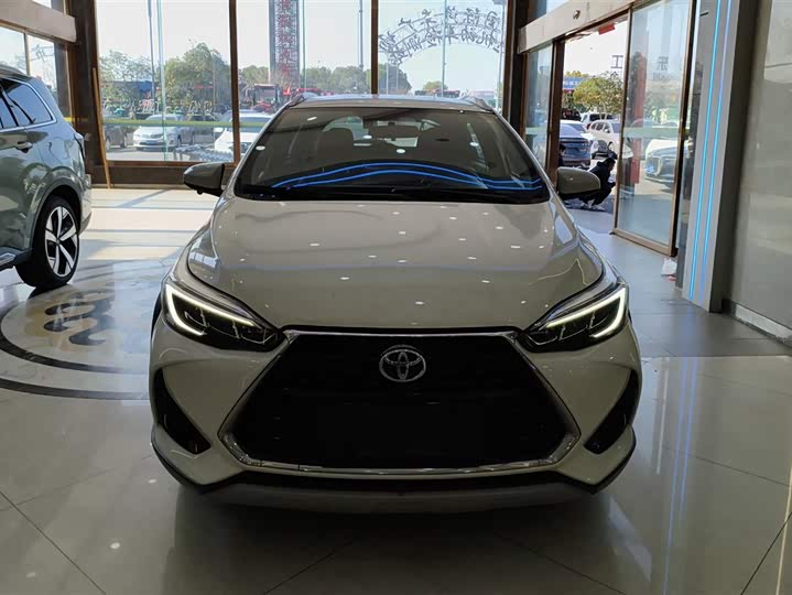 Photo 2 - Toyota Yaris L Hatchback