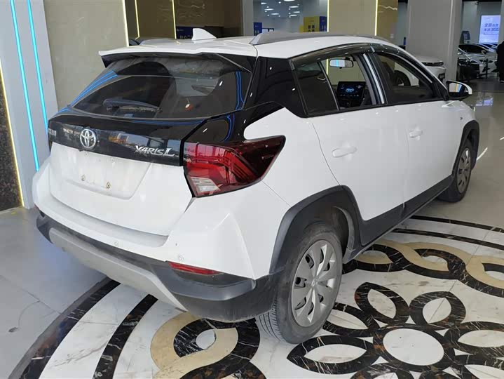 Photo 3 - Toyota Yaris L Hatchback