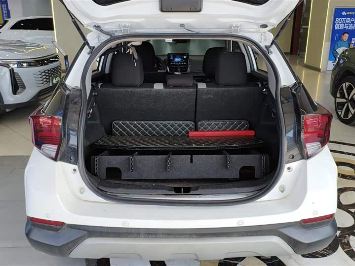 Photo 4 - Toyota Yaris L Hatchback