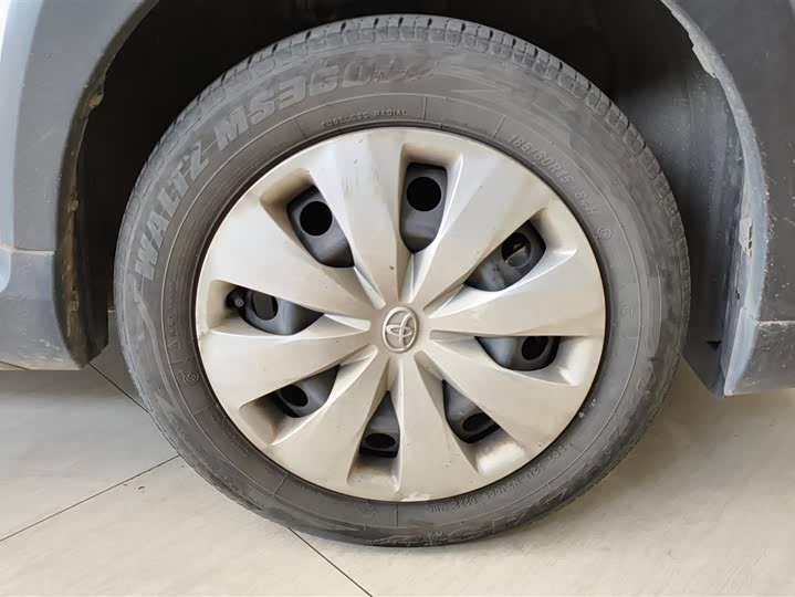 Photo 6 - Toyota Yaris L Hatchback